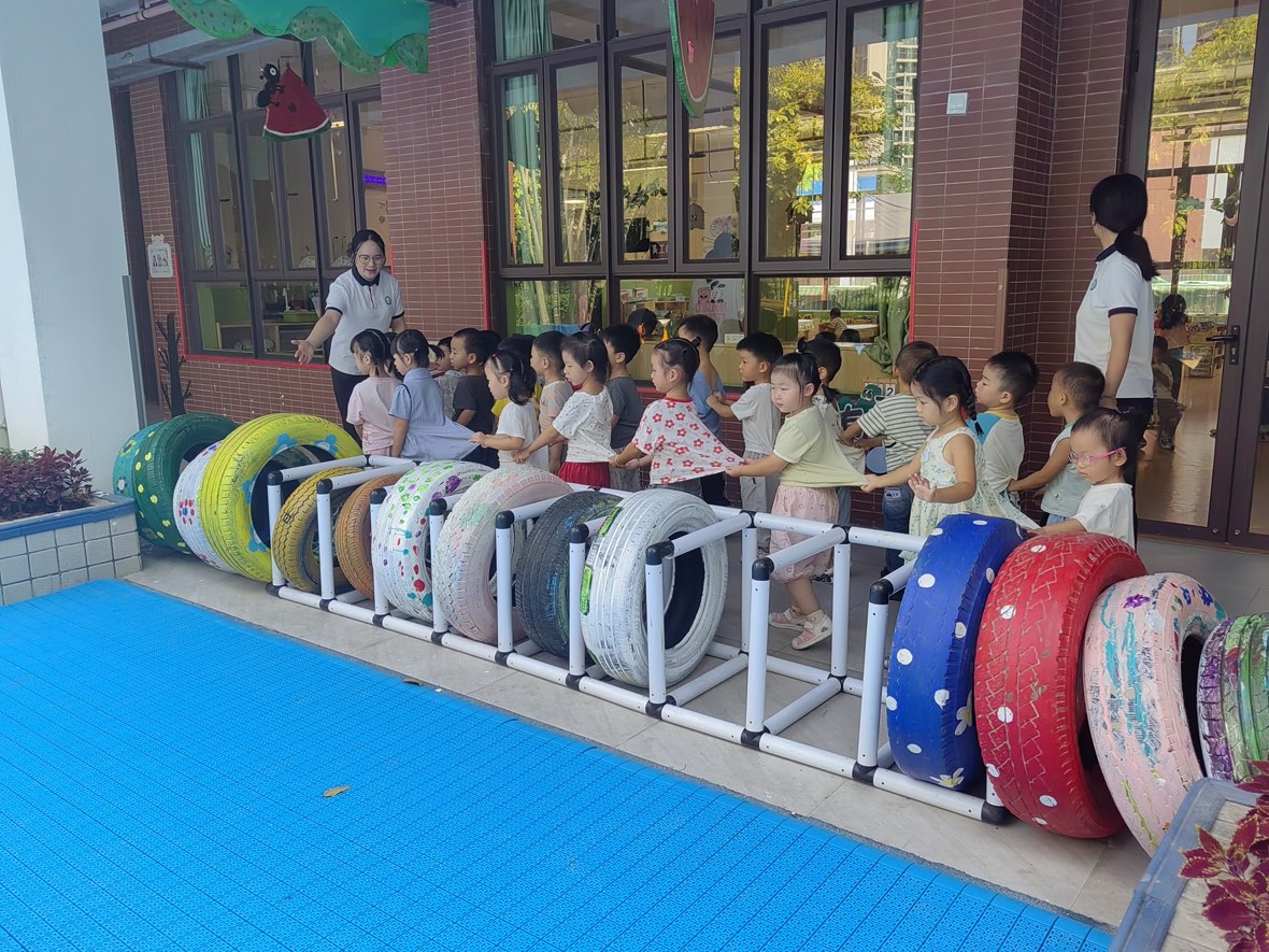孩子们坐在器械上合影