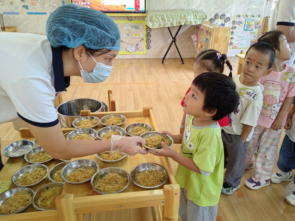 老师给孩子盛饭