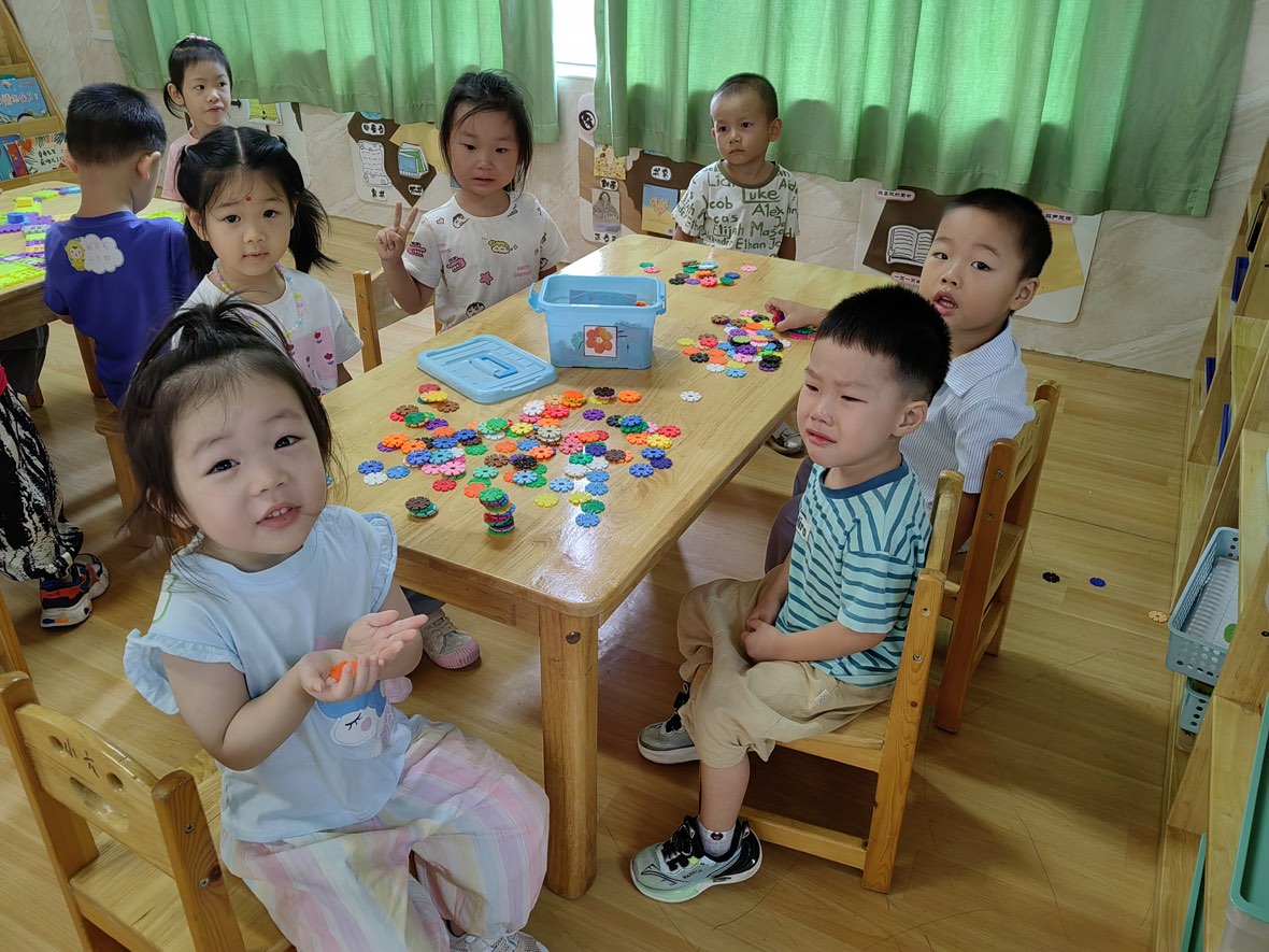 孩子们围坐在桌边
