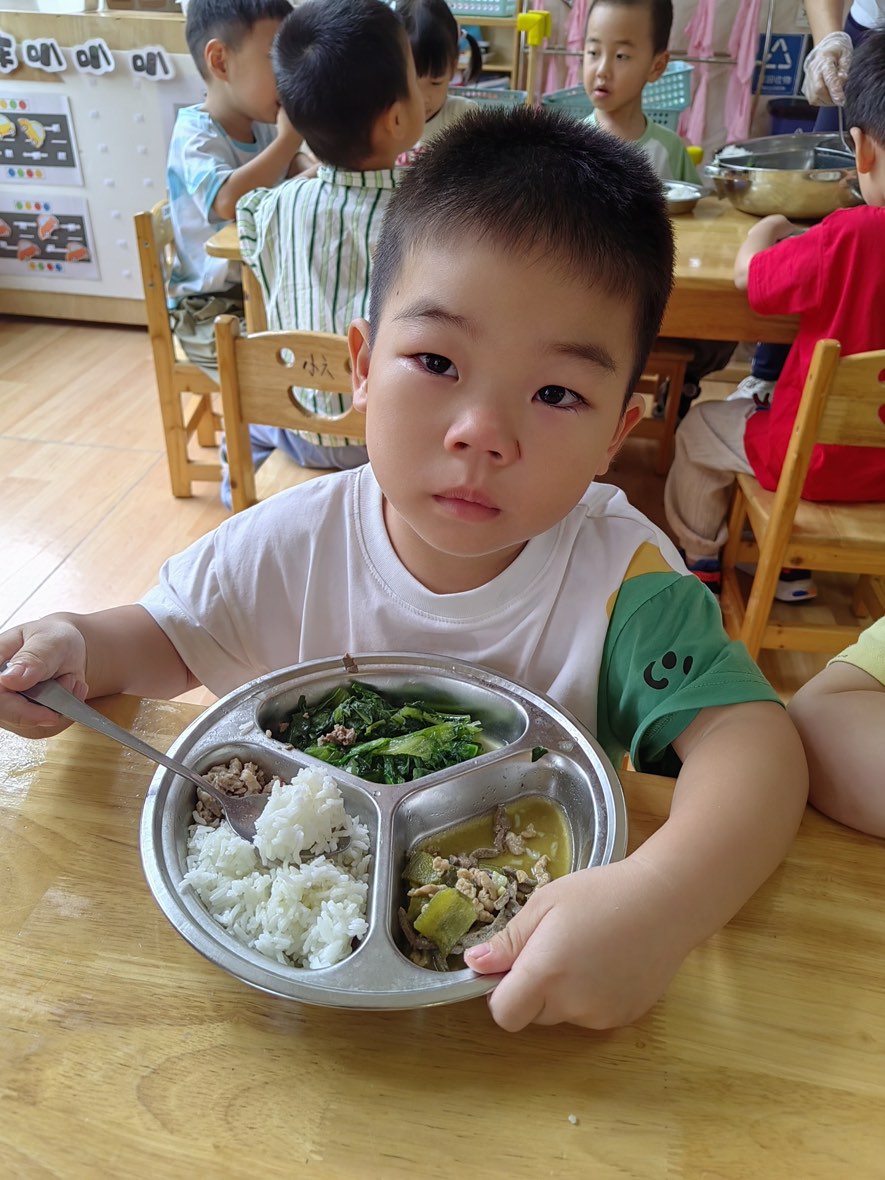 孩子展示餐盘