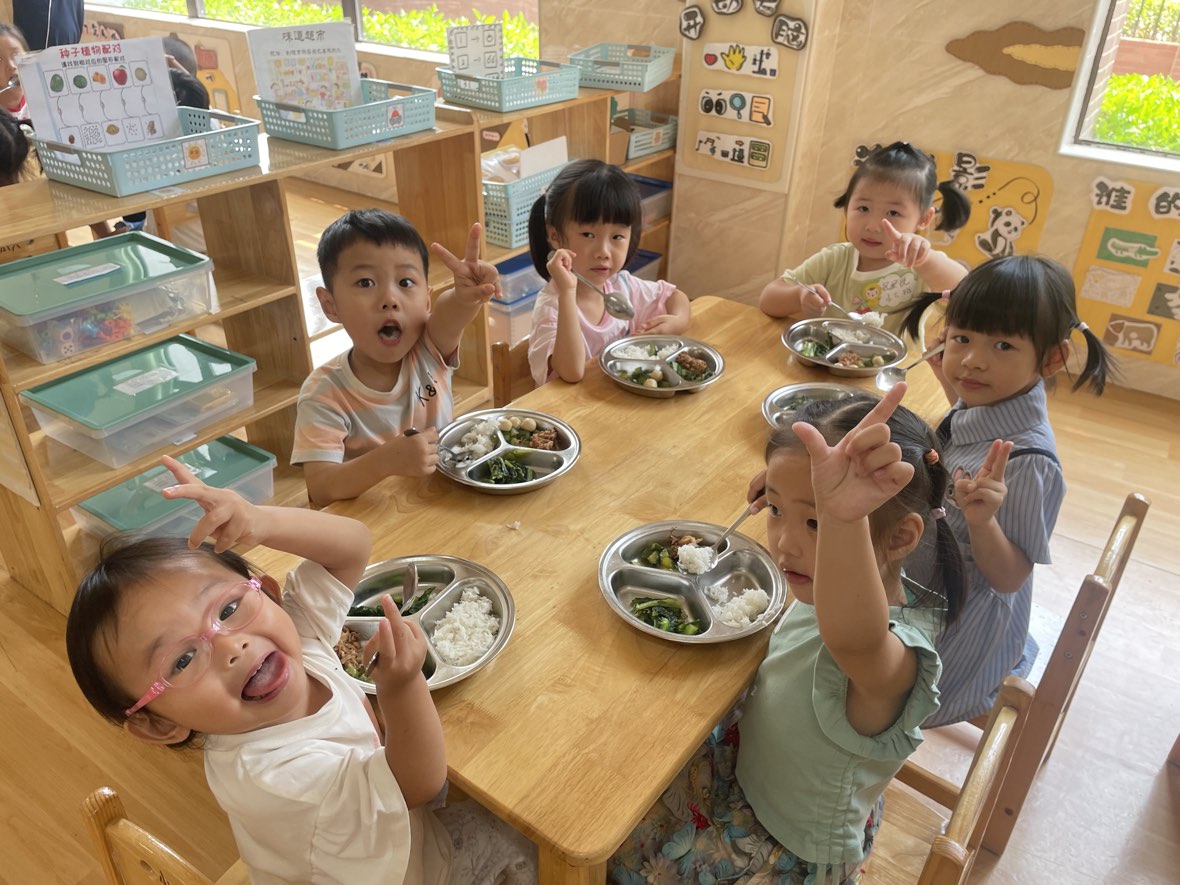 孩子们在餐桌旁