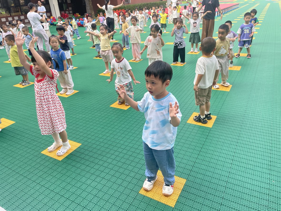 孩子们在操场活动
