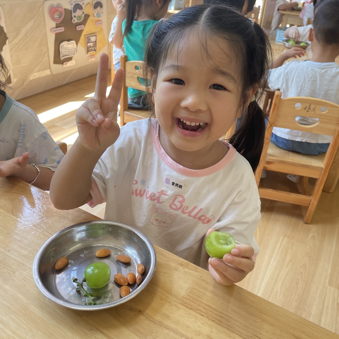 孩子端着餐盘微笑