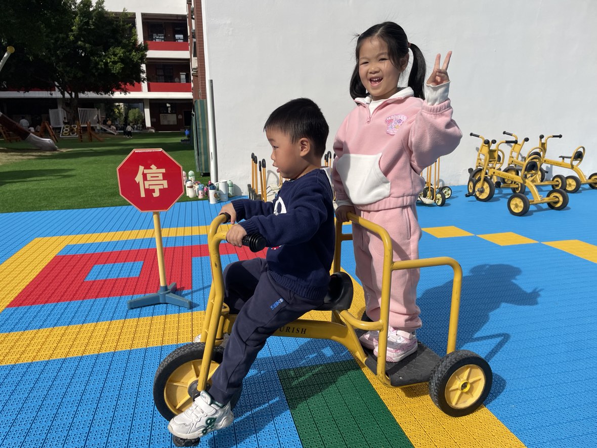 孩子骑车