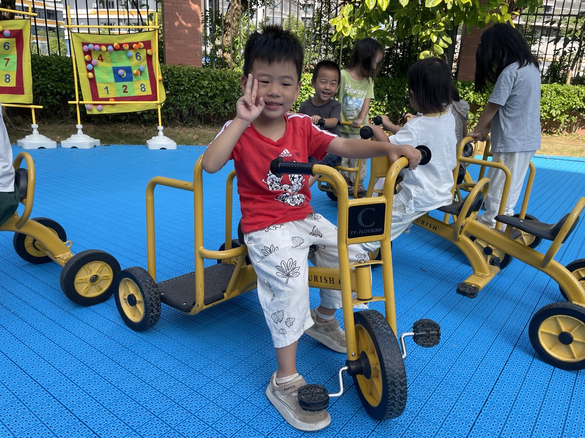 孩子骑三轮车
