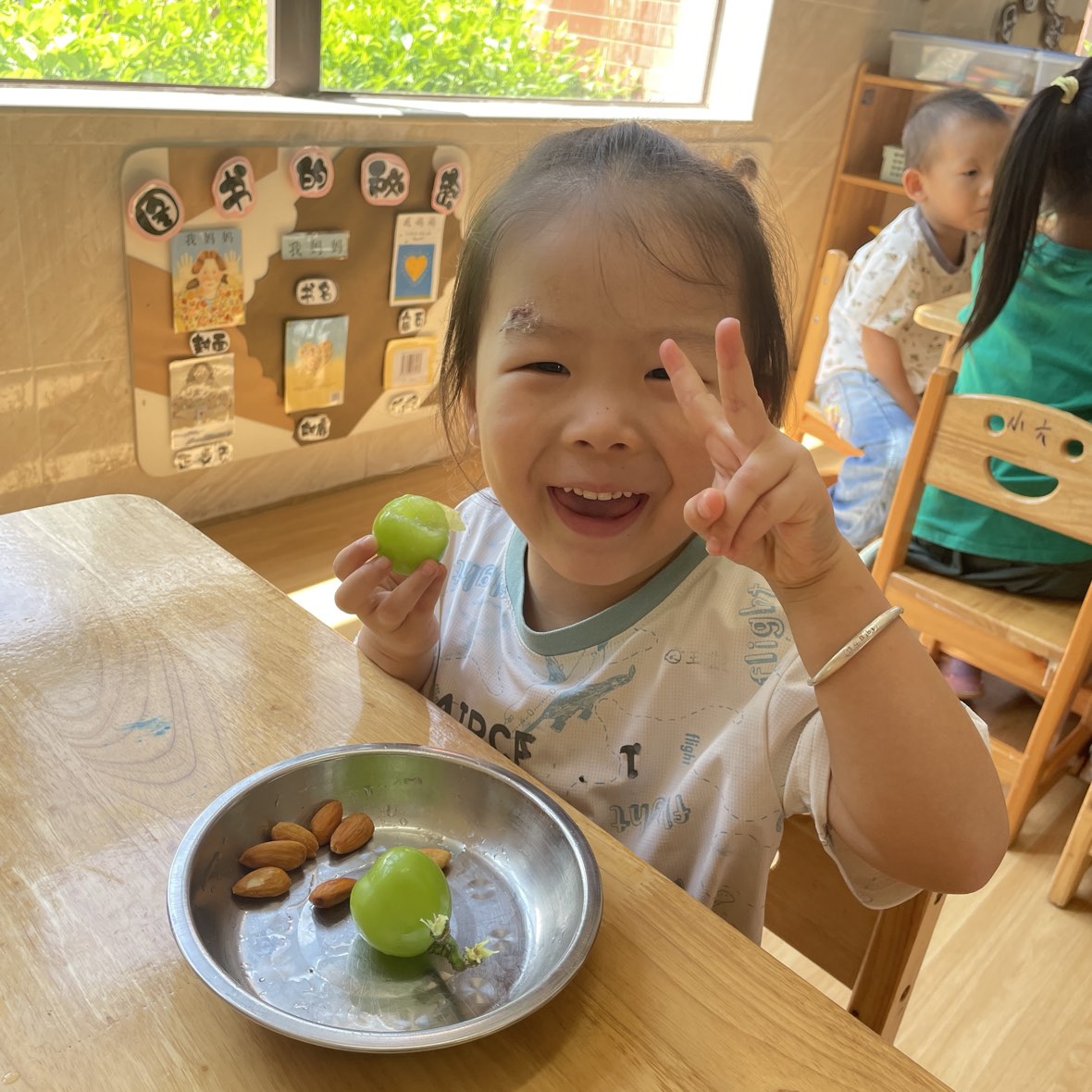 孩子对镜头比手势