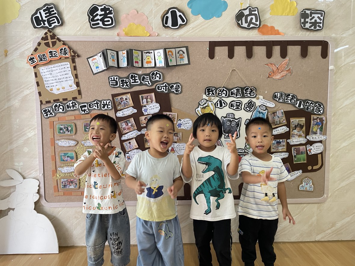 孩子们站在作品墙前