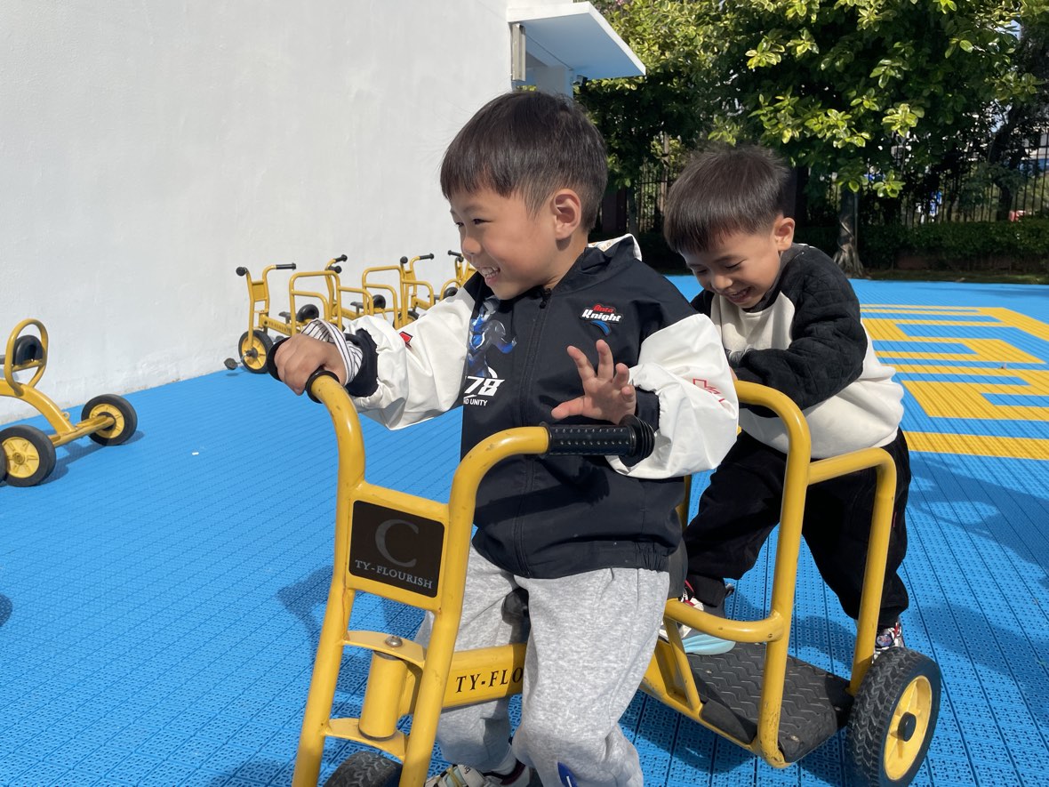 孩子骑车玩耍