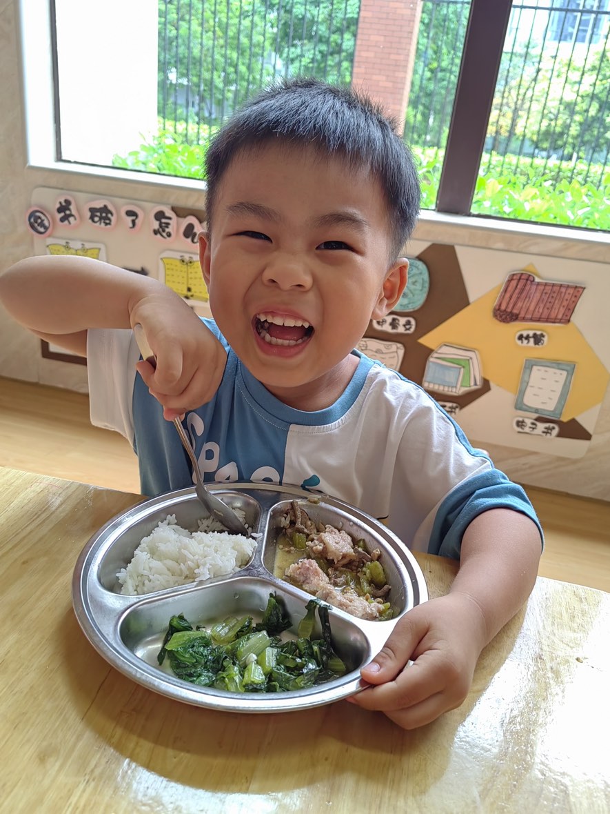 孩子开心吃饭