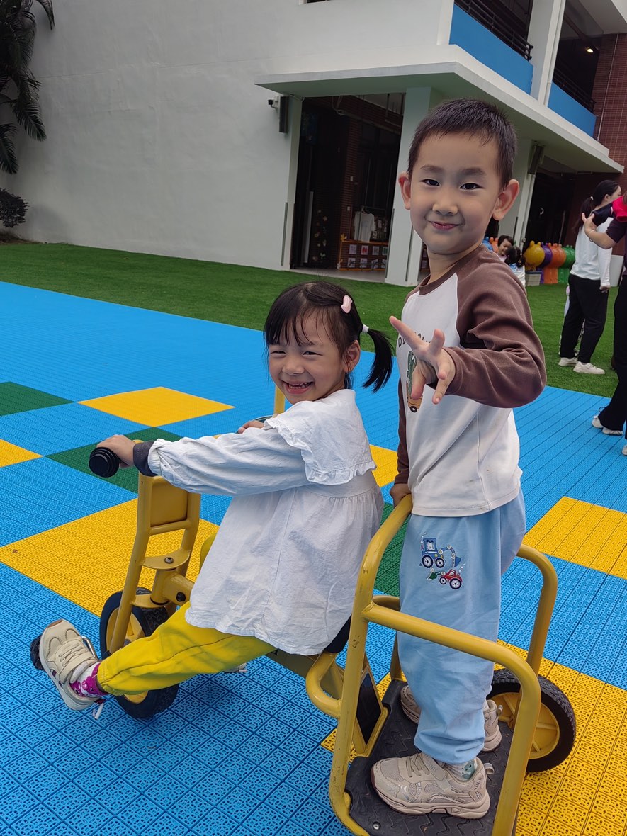 孩子骑车合影