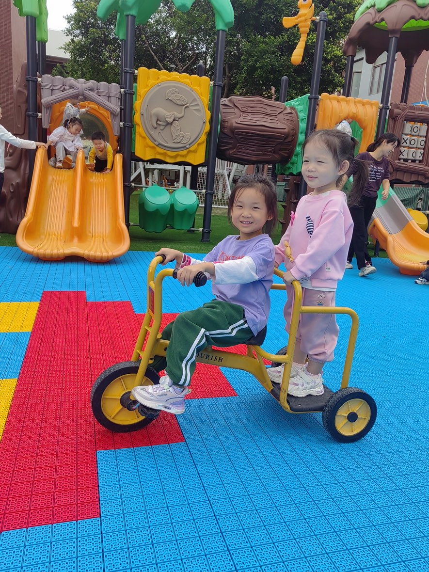 孩子骑车