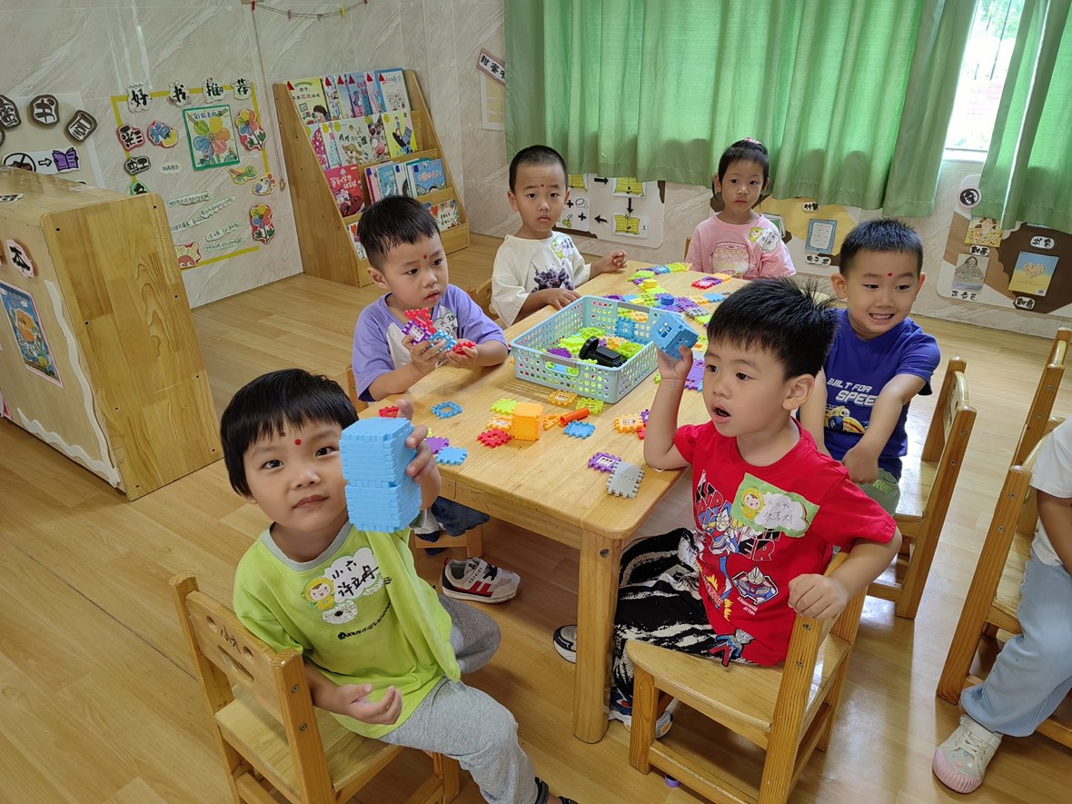 孩子们围坐吃饭