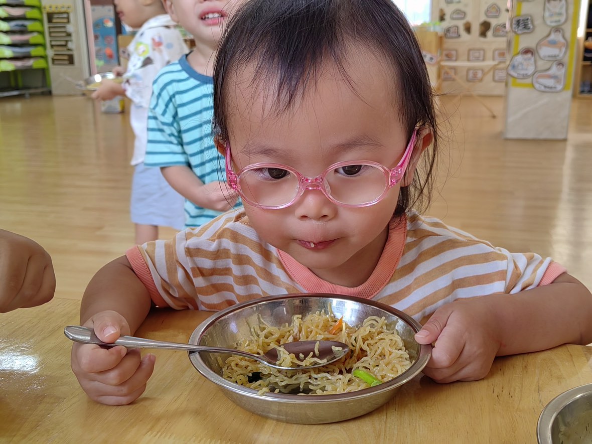孩子低头吃饭