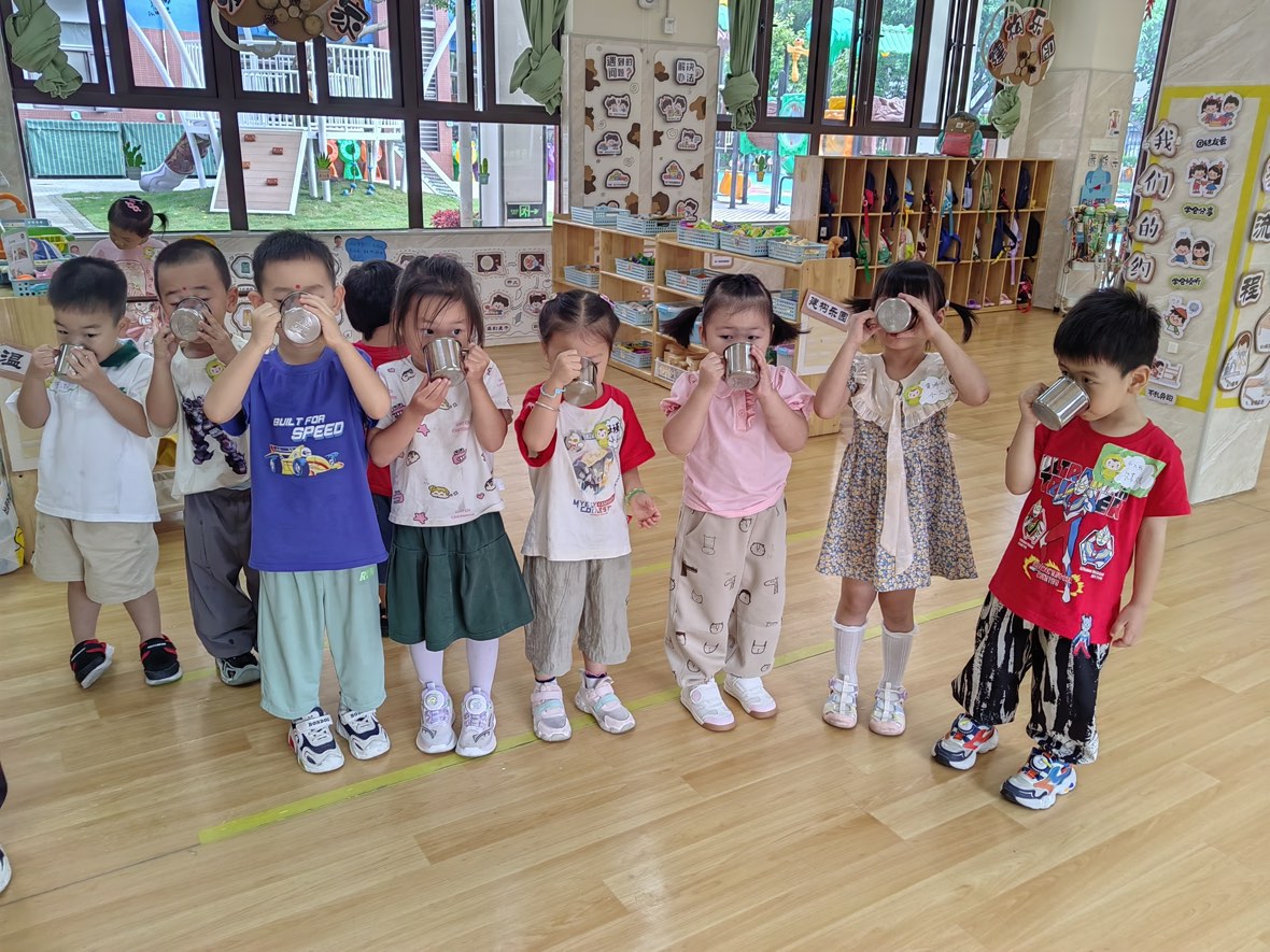 孩子们在教室合影