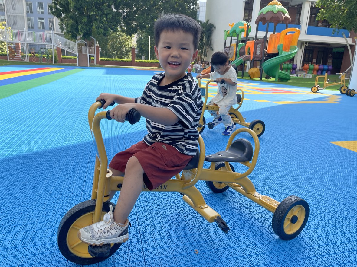 孩子骑三轮车