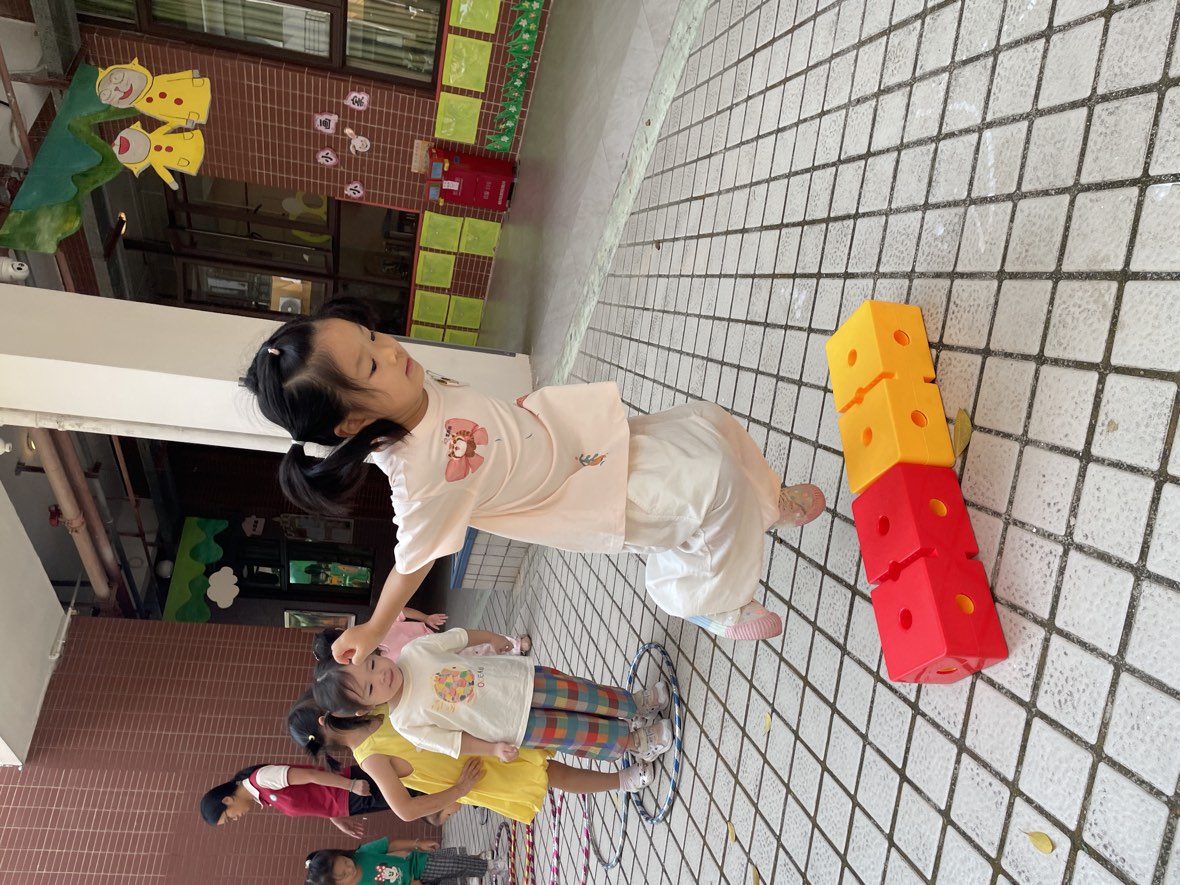 孩子跳过彩色障碍