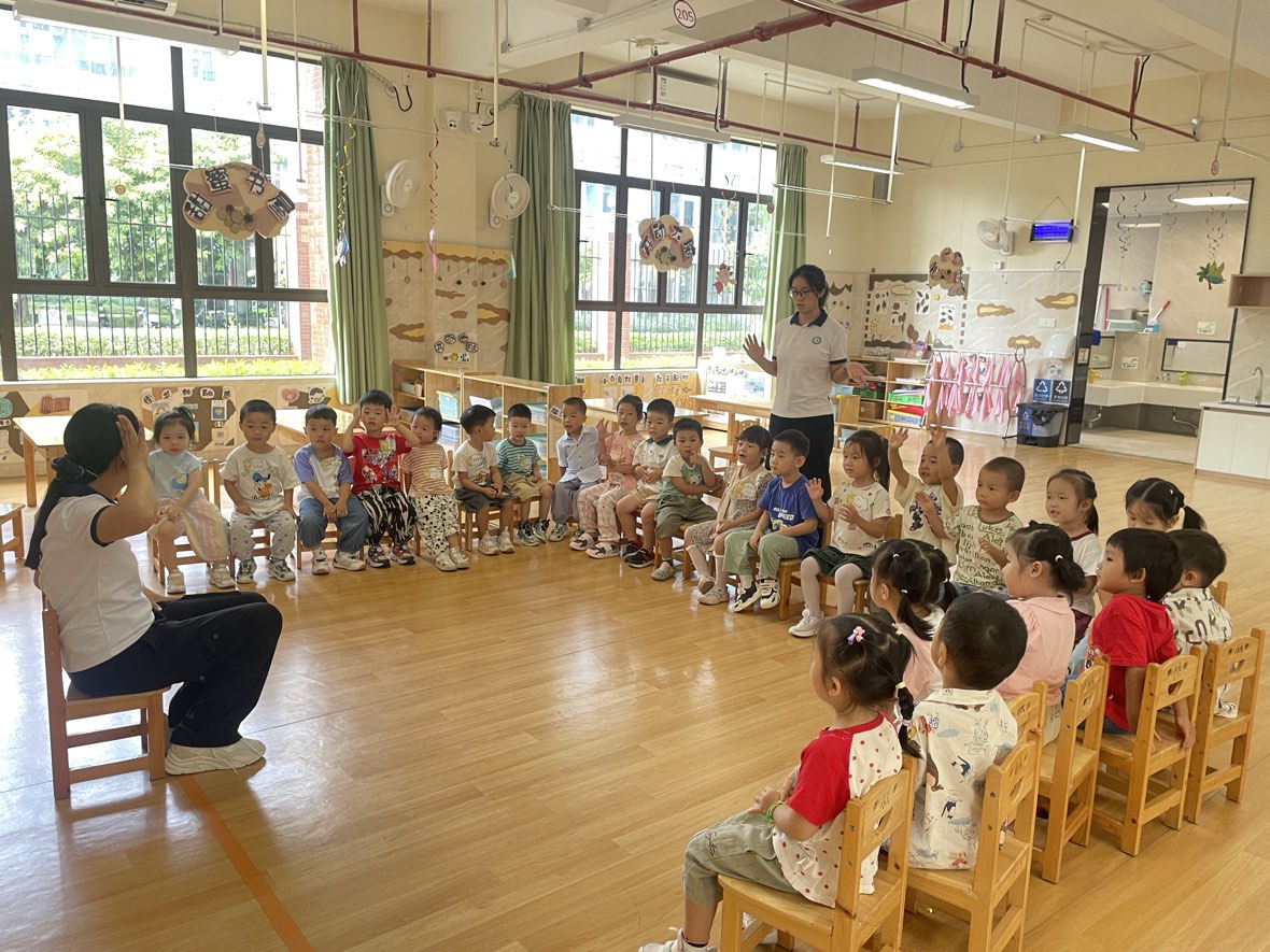 孩子们坐在教室里听老师讲话