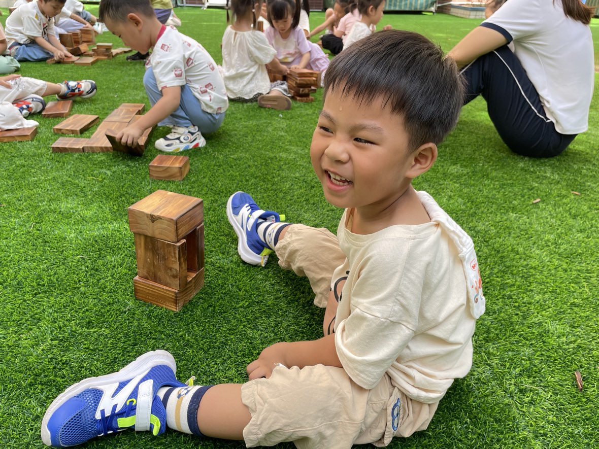 孩子在草地上玩积木
