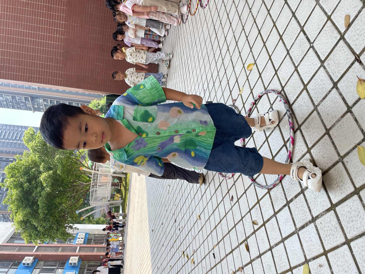 孩子走呼啦圈
