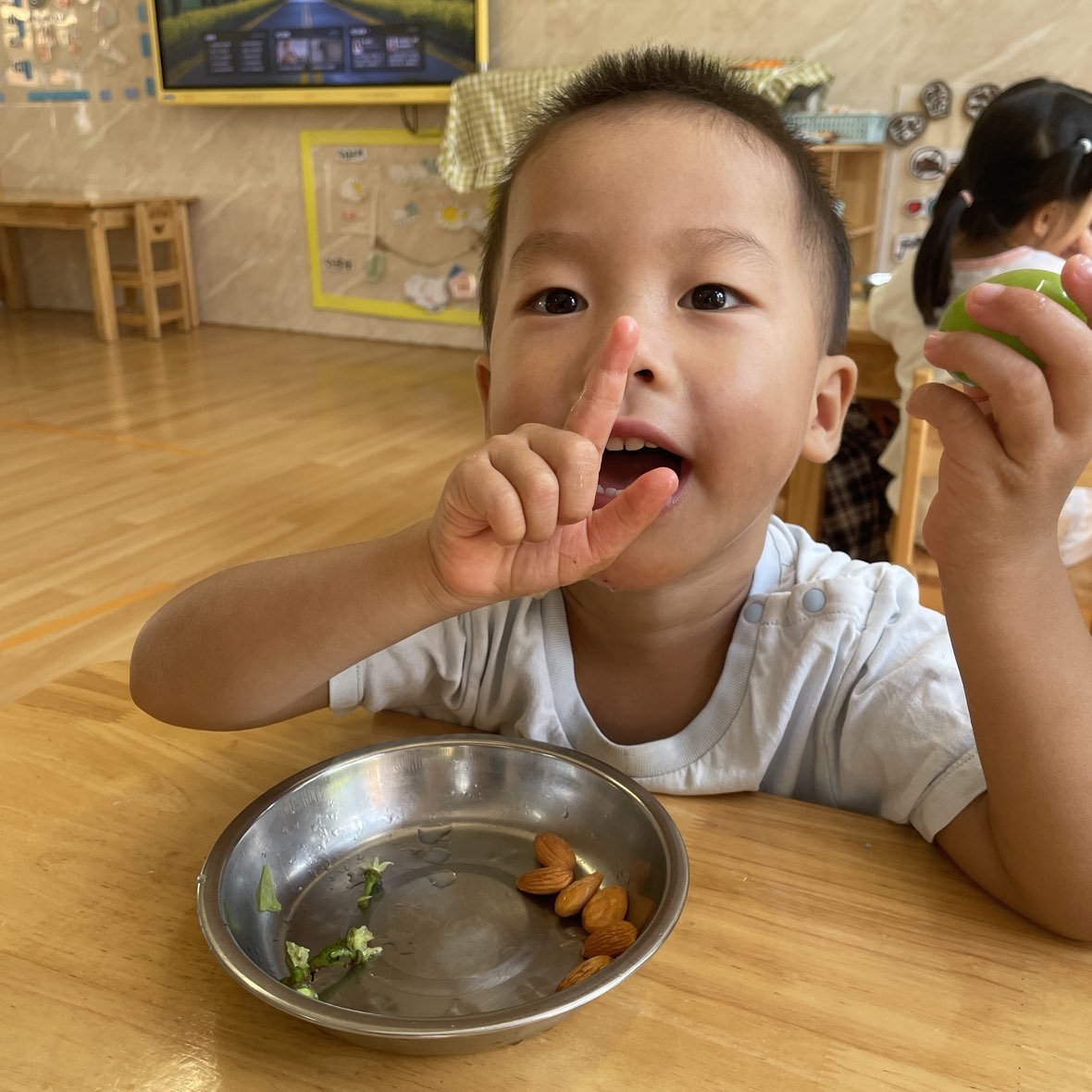 孩子吃饭后看镜头