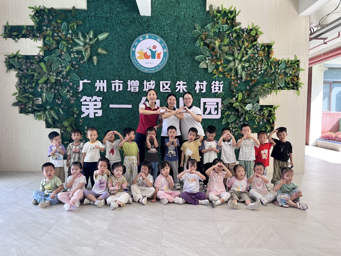 小六班孩子和老师的合影