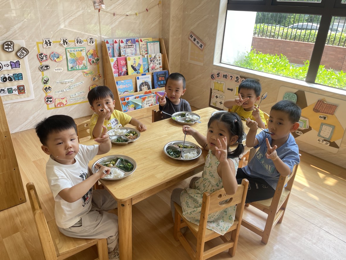 孩子们在餐桌旁吃饭