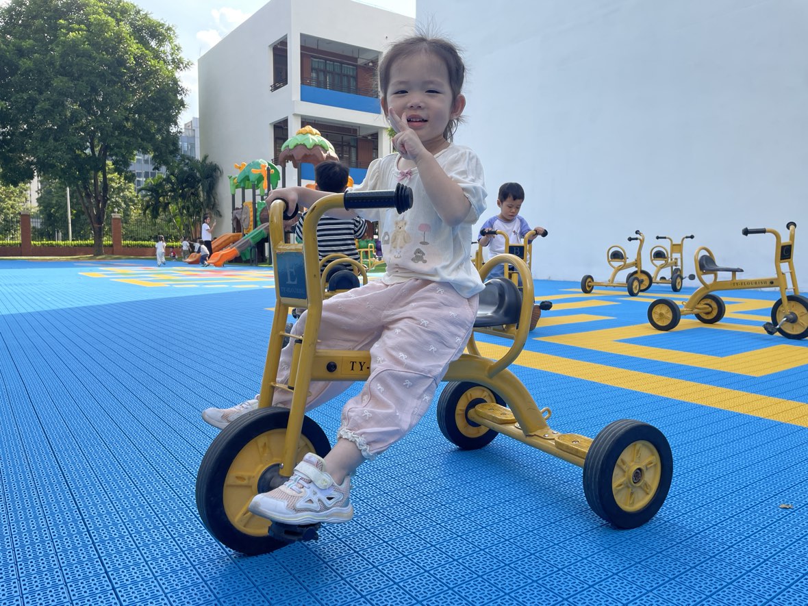 孩子骑车看镜头