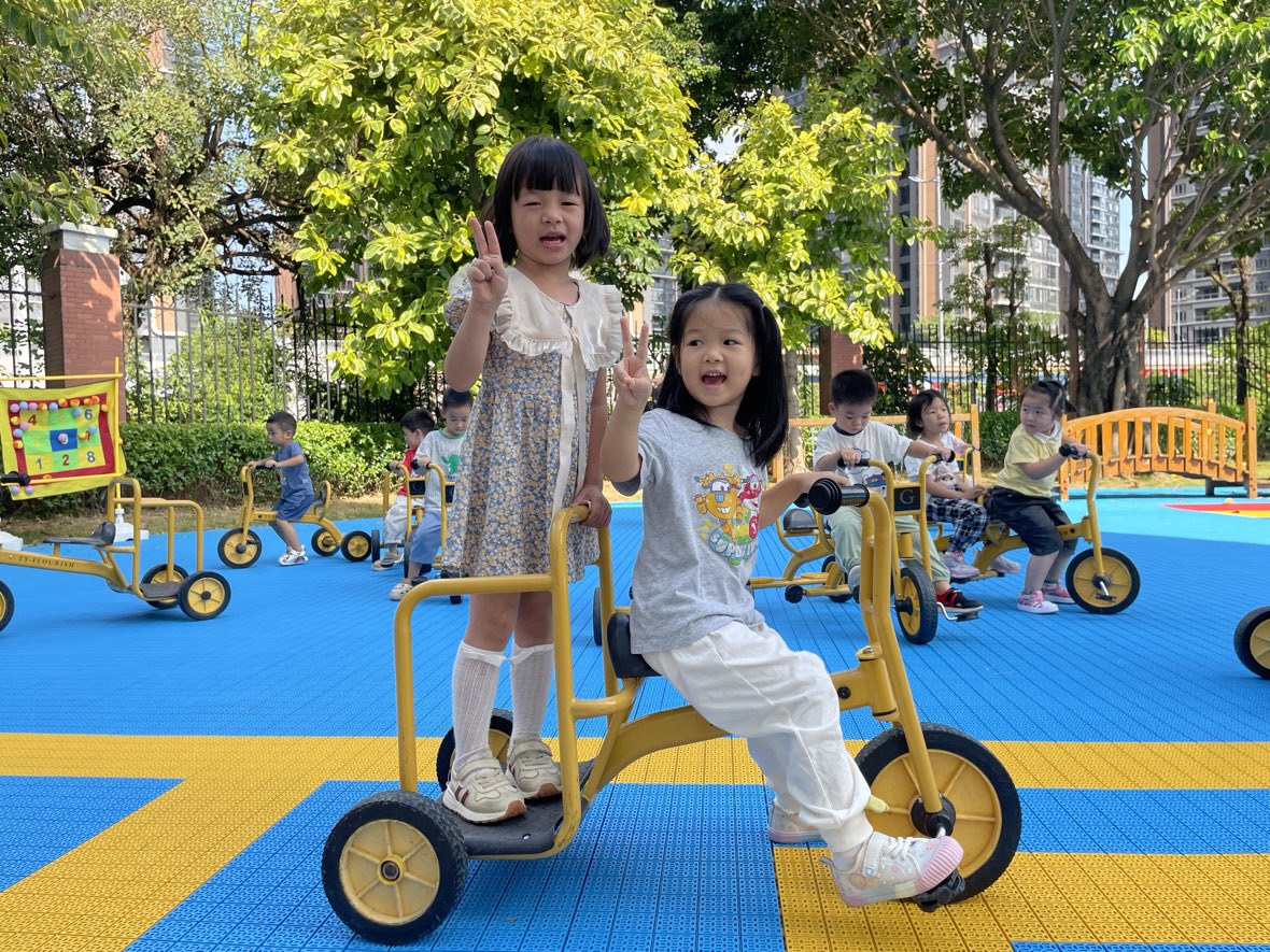 两个孩子骑车合影