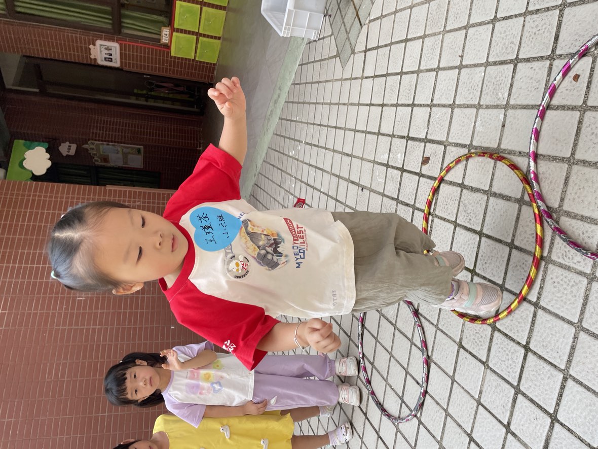 孩子跨过呼啦圈
