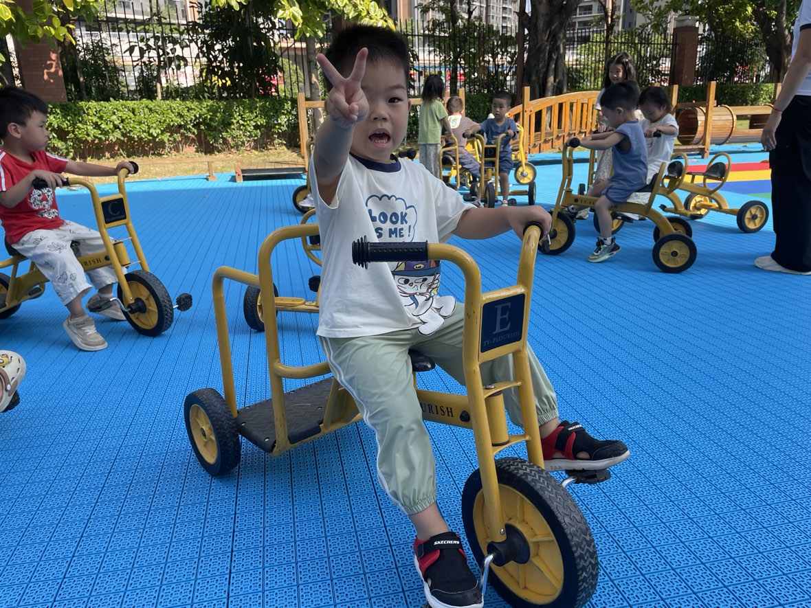 孩子骑车挥手
