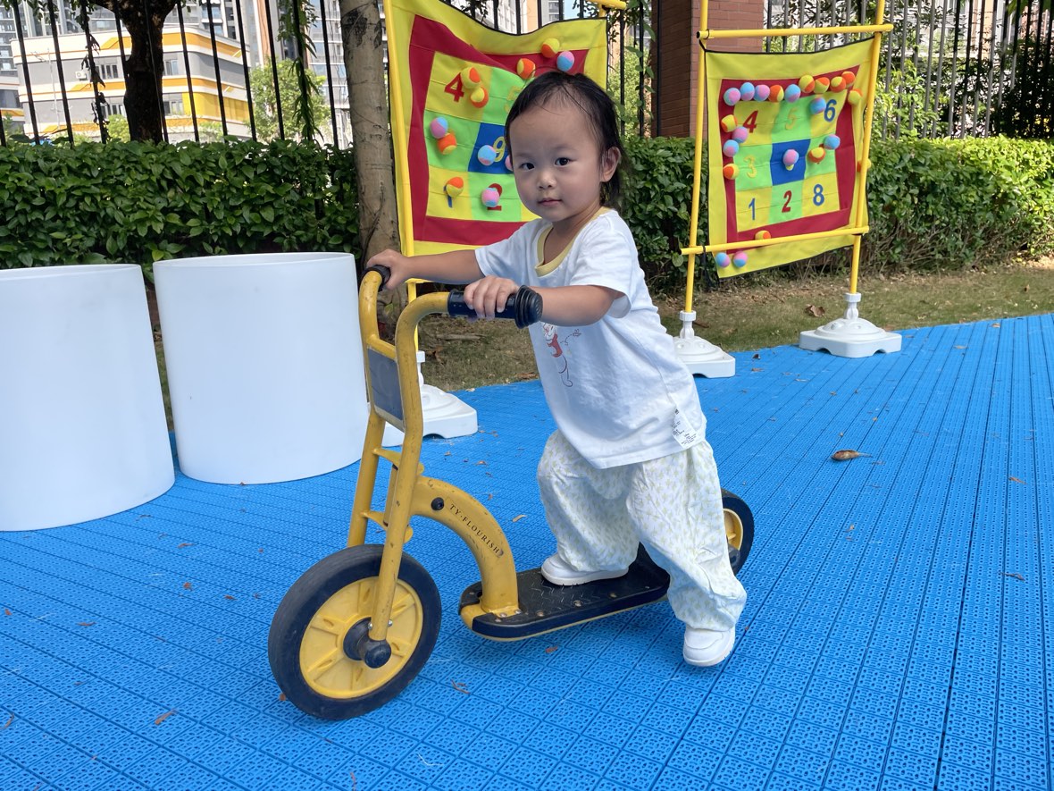 孩子扶着车拍照